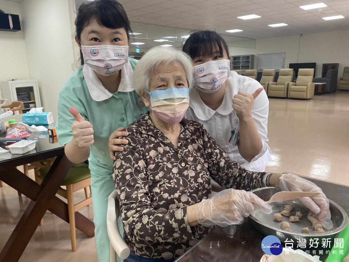 營養師指導長輩做好吃湯圓。(南投醫院提供)