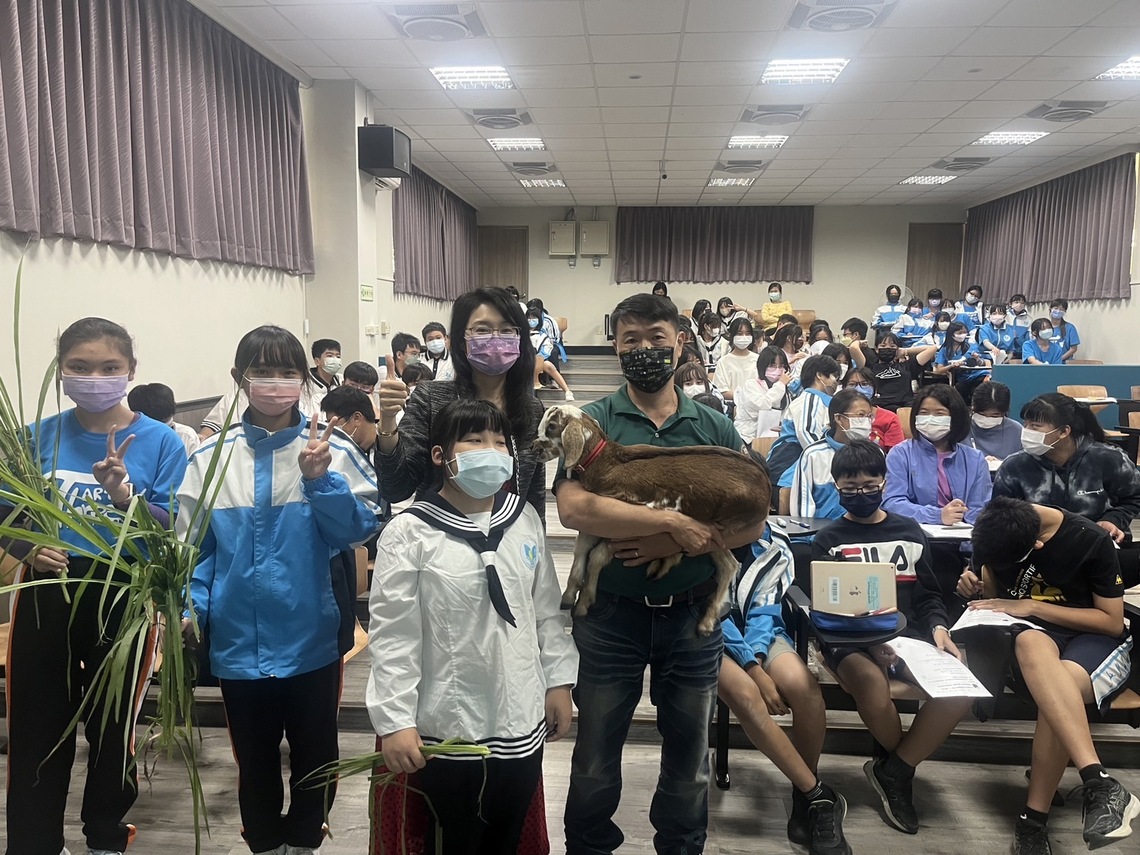 嘉興國中職業達人入校 讓學生體驗餵養小羊與抱小羊