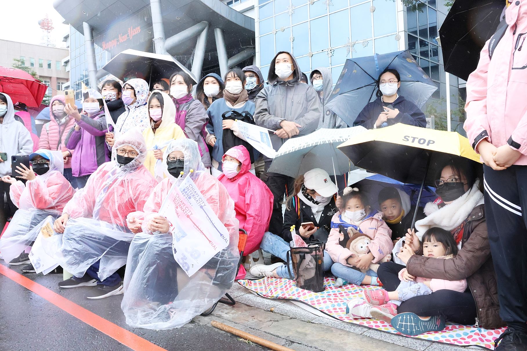 0 民眾熱情冒雨欣賞.JPG