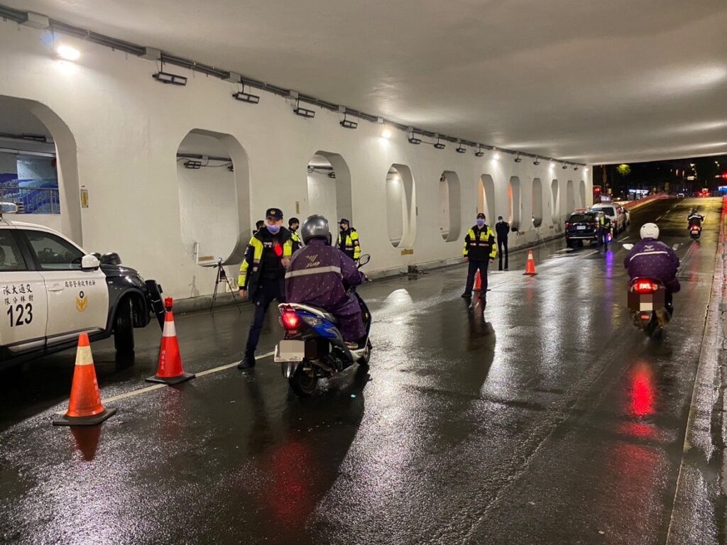 樹林警方為還「靜」於民,昨(16)日聯手新北市政府環保局於夜間時段在大安路執行噪音、改裝車輛稽查