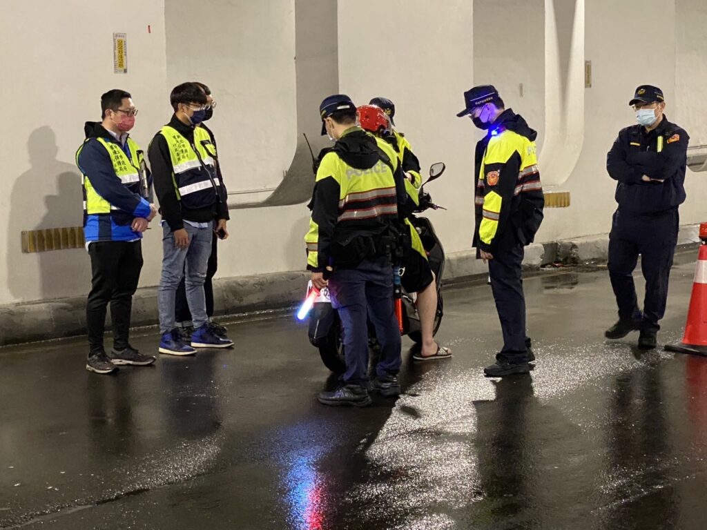 樹林警方為還「靜」於民,昨(16)日聯手新北市政府環保局於夜間時段在大安路執行噪音、改裝車輛稽查