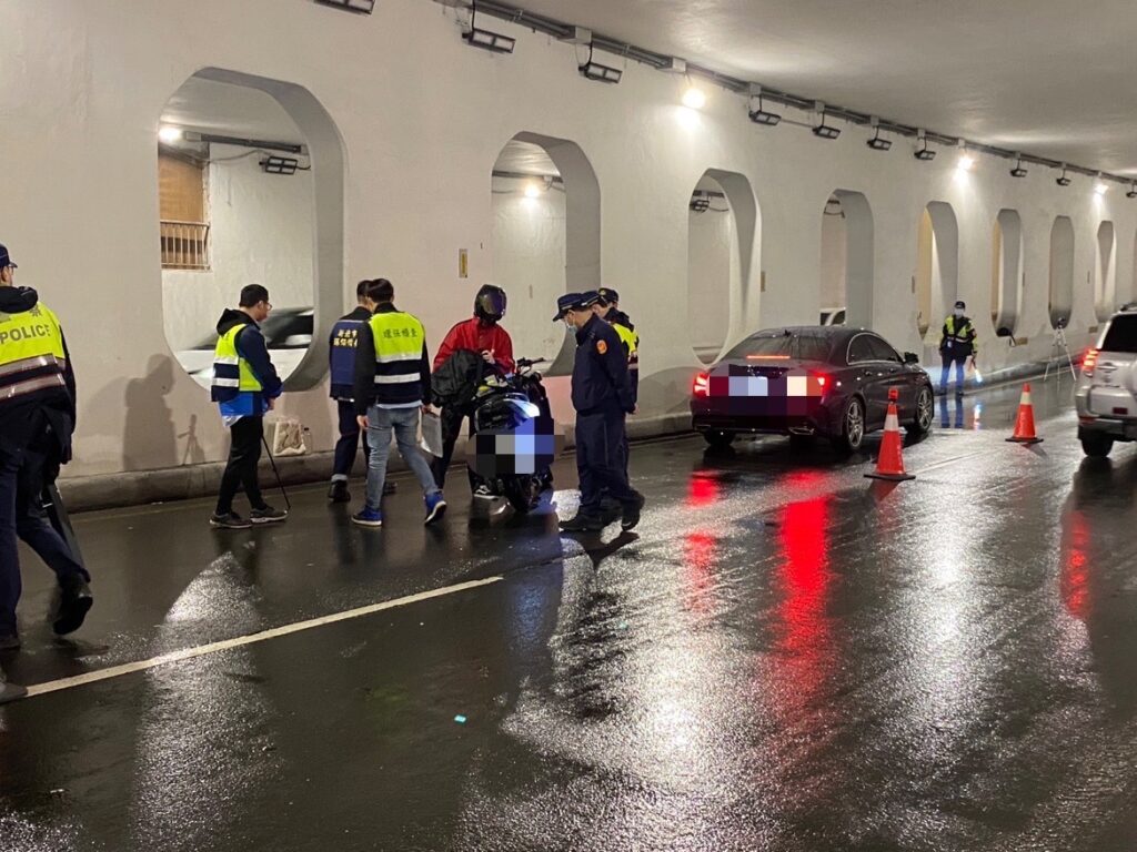 樹林警方為還「靜」於民,昨(16)日聯手新北市政府環保局於夜間時段在大安路執行噪音、改裝車輛稽查