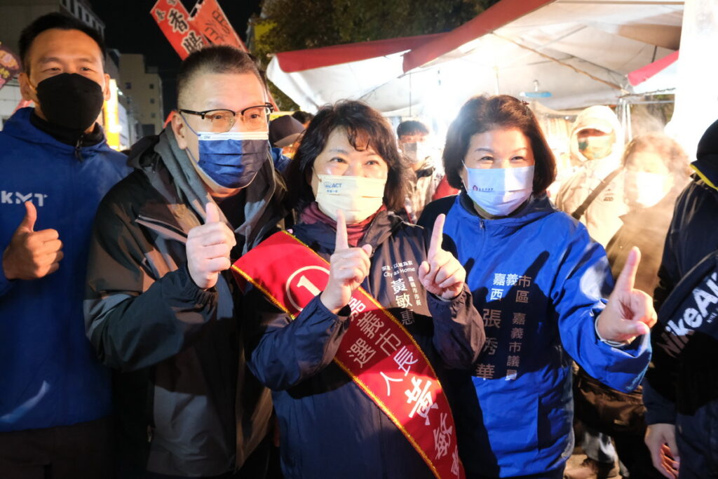 黃敏惠選前文化路徒步拜票也向鄉親喊話,「請給敏惠機會,再繼續帶領嘉義市拚下一個幸福的四年。」