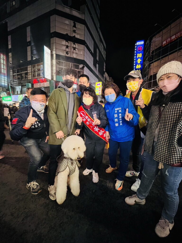 黃敏惠選前文化路徒步拜票也向鄉親喊話,「請給敏惠機會,再繼續帶領嘉義市拚下一個幸福的四年。」