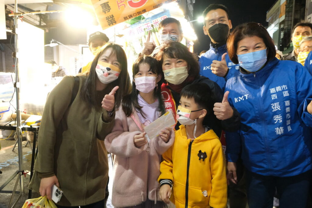 黃敏惠選前文化路徒步拜票也向鄉親喊話,「請給敏惠機會,再繼續帶領嘉義市拚下一個幸福的四年。」