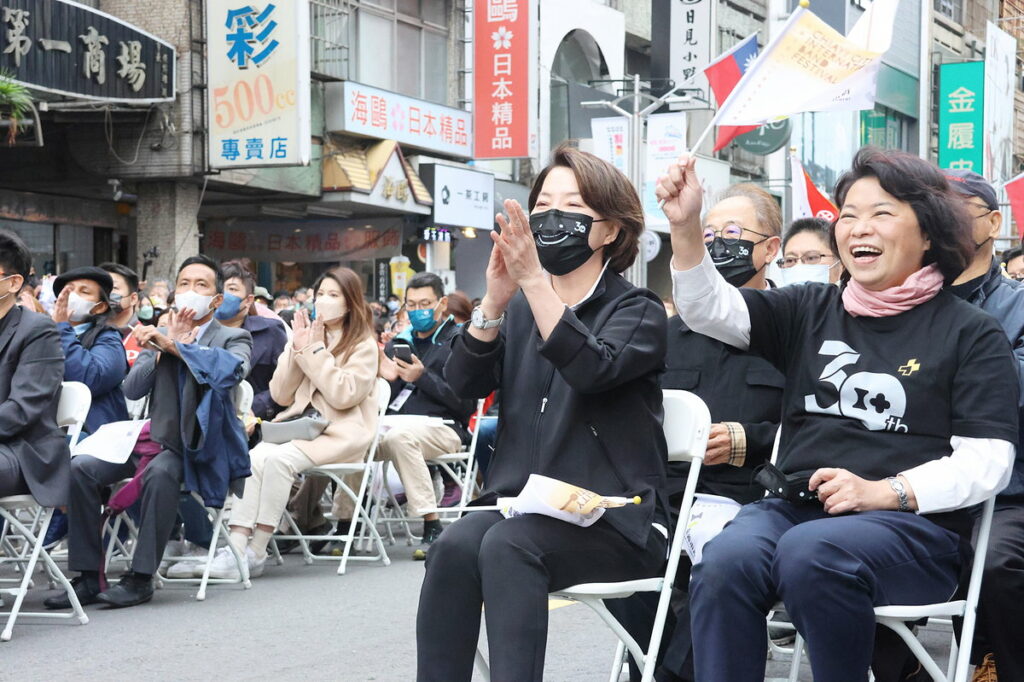 貴賓為表演者喝采