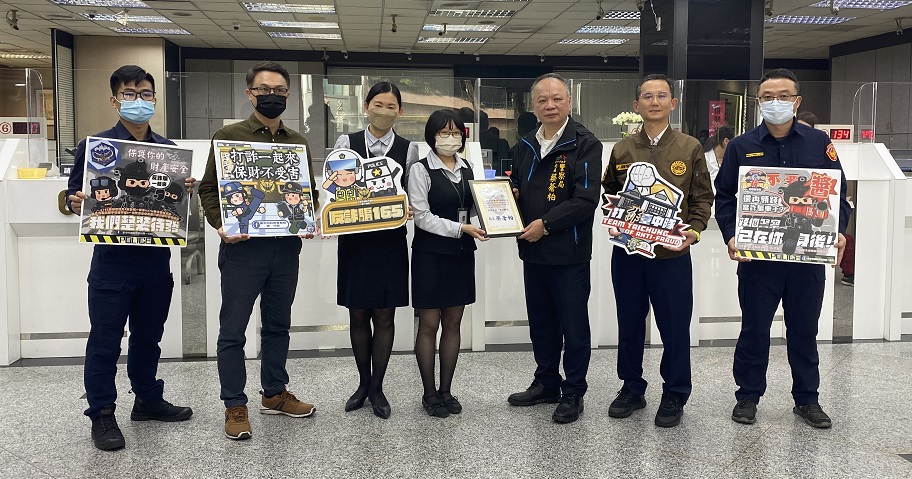 ▲ 警察局長蔡蒼柏親自頒獎表揚阻詐有功銀行人員 (圖/台中市警察局 提供)