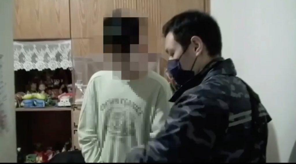 警方聲請拘票與搜索票,將犯嫌逮捕歸案