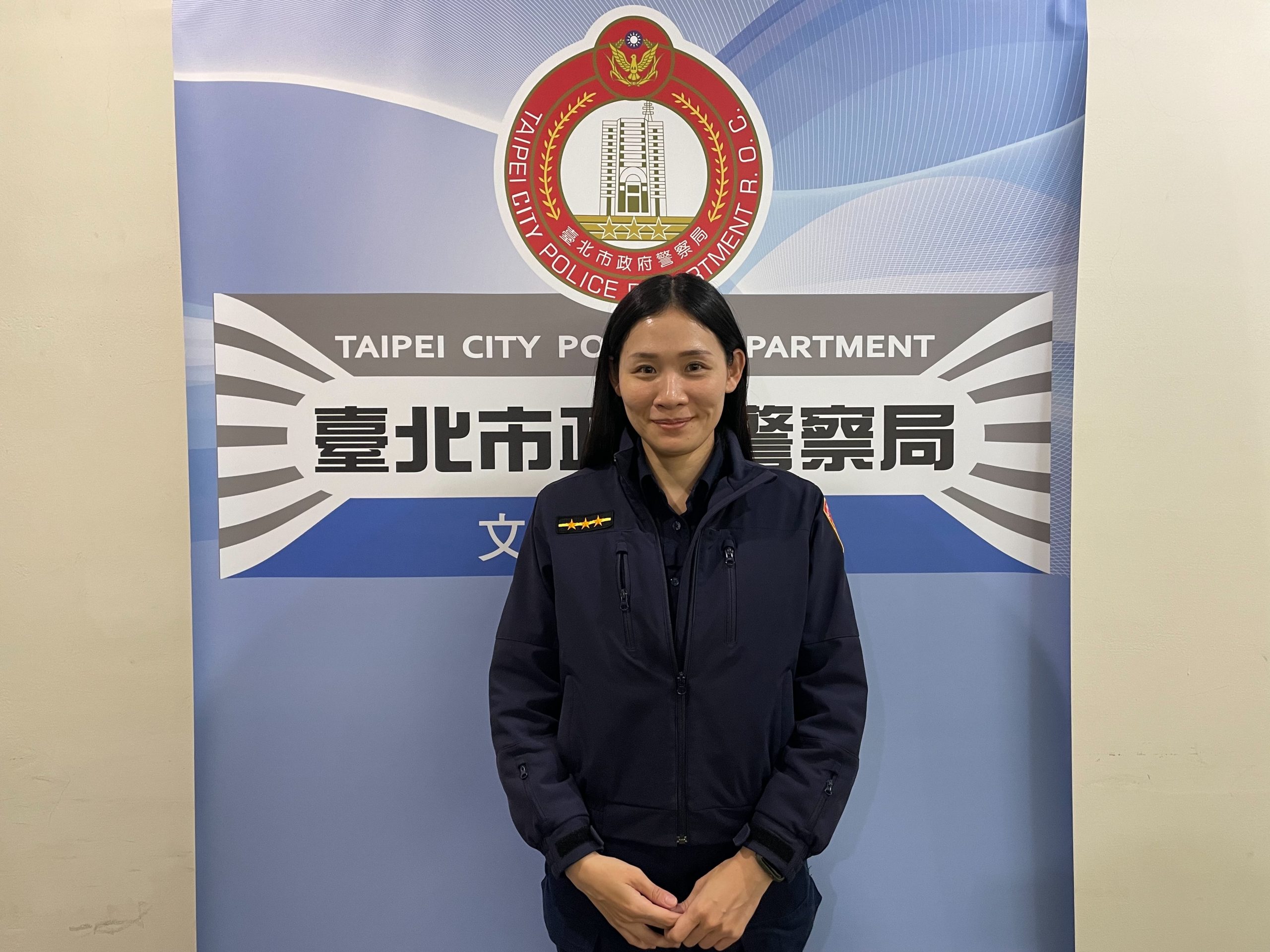 文山第一分局警員郭沛玟循線鎖定竊嫌身分成功發還雨傘物歸原主。(記者楊國域翻攝)