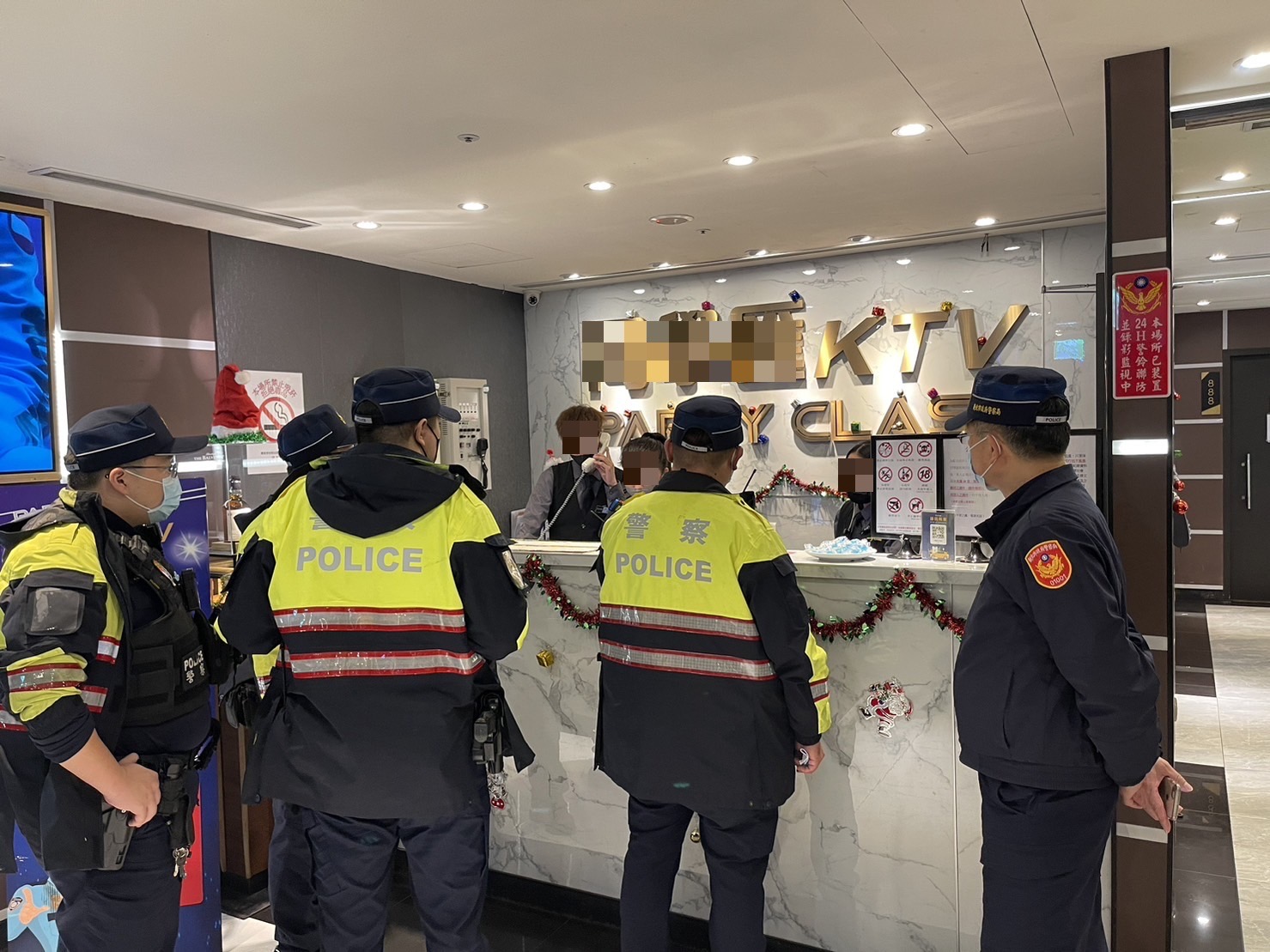 板橋警針對轄區犯罪熱點進行擴大臨檢查緝。(記者戴昱弘翻攝)