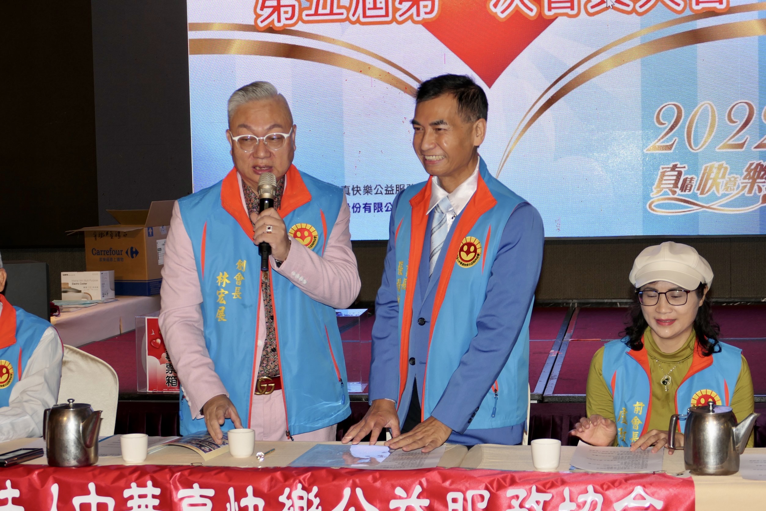創會長林宏展(左)感謝理事長張馥桂(右)如協會火車頭,帶領大家快樂前行做公益。(記者馬治薇攝)