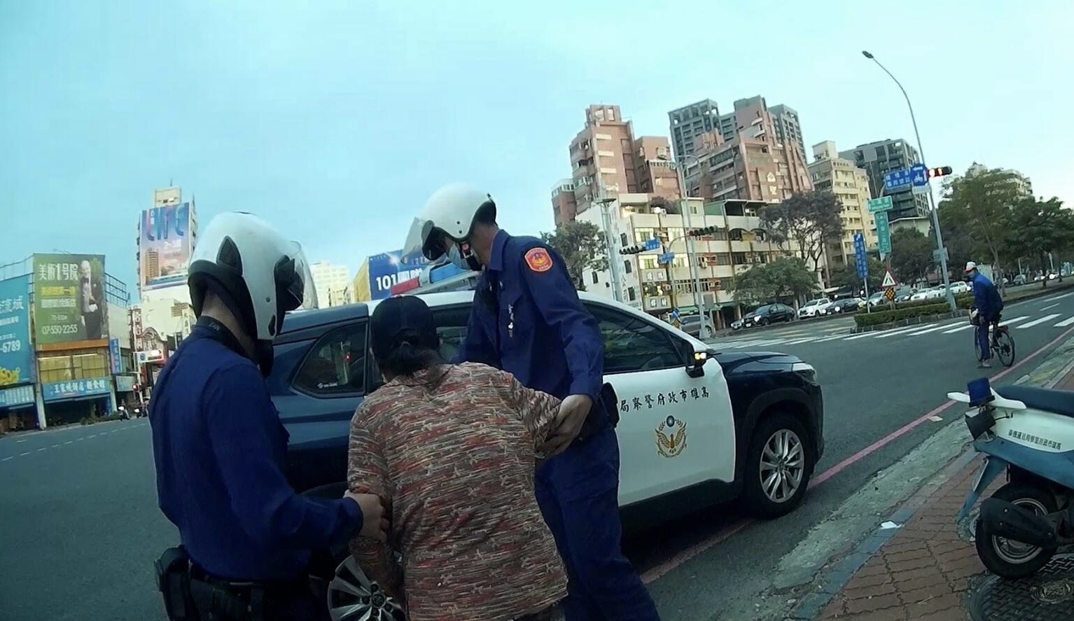 婦迷失路口無助坐路邊 幸遇警積極協助送返家