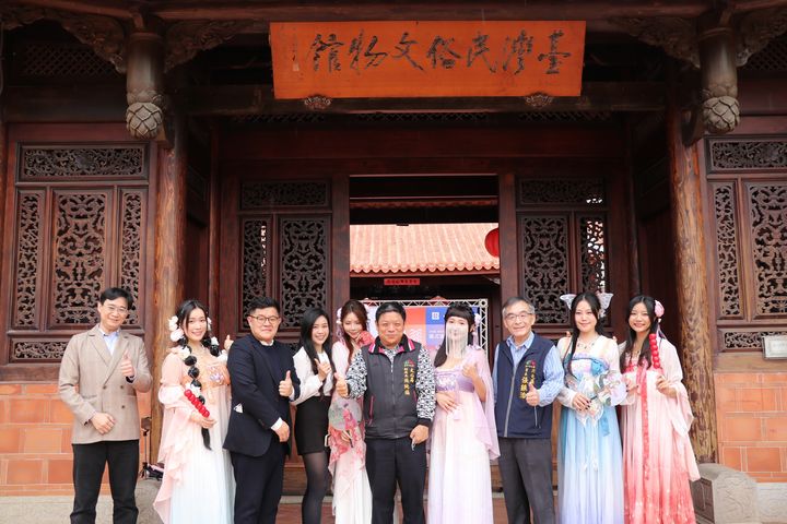 臺灣民俗文物館開幕式,貴賓與漢服體驗網美們合影。 圖:臺中市政府文化局/提供