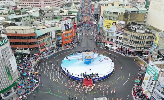 無畏寒流來襲 嘉義市國際管樂踩街嘉年華人潮湧現