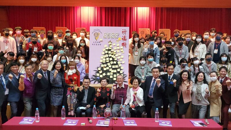 漾新聞|他頒獎學金給學生 但不忘罵論文抄襲的政治人物「很丟臉」台灣扶輪獎學金頒獎意外插曲