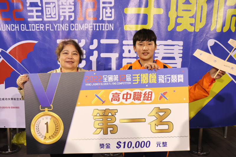 漾新聞|科工館舉辦全國手擲機飛行競賽 大榮中學榮獲一、三名為高市爭光