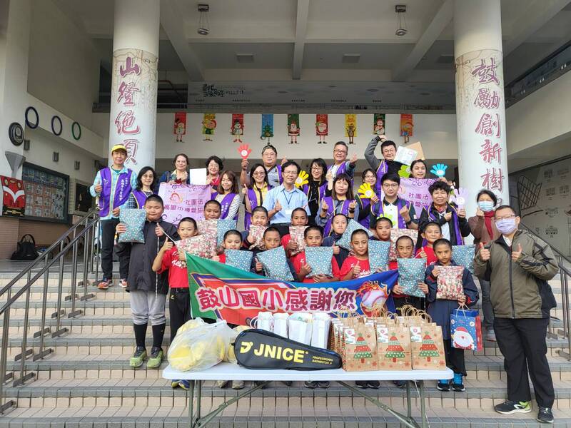 漾新聞|高市圖南鼓山分館攜手傳愛協會贈聖誕禮予鼓山國小棒球隊