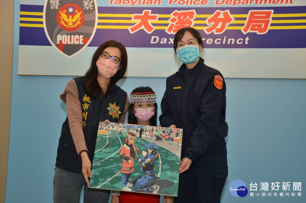 警務員廖釨淓親手繪製一幅油畫及小禮物，送給介壽國小學童做為聖誕節禮，勉勵學童要用功讀書孝順長輩。