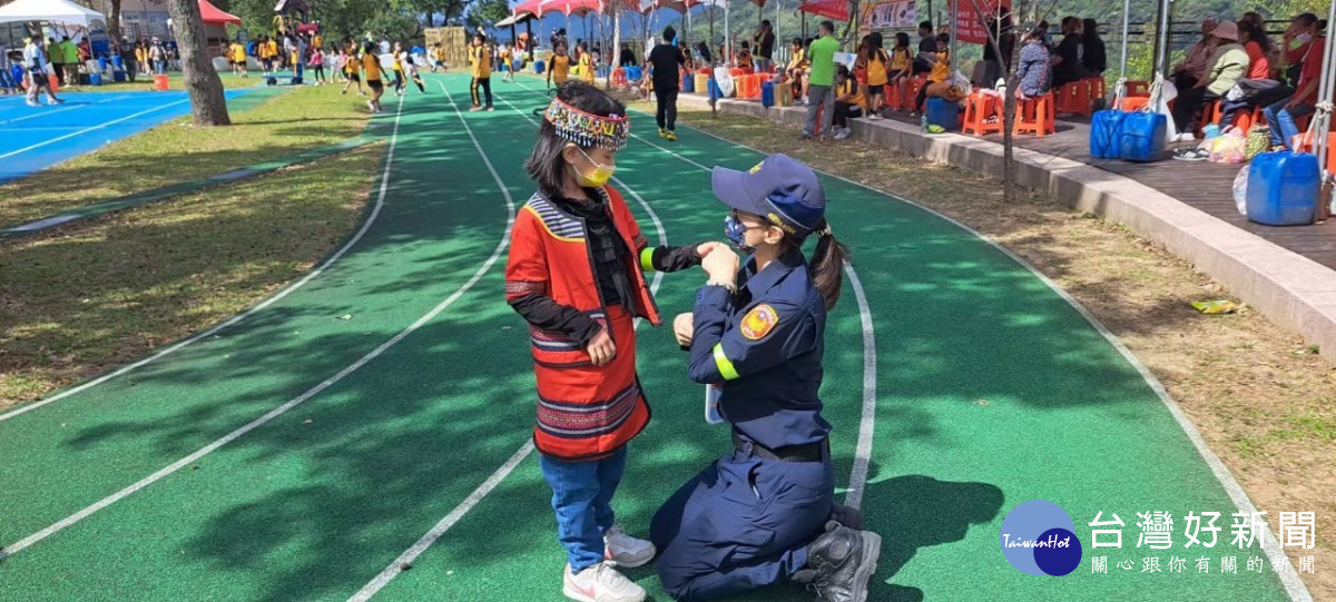 警務員廖釨淓親手繪製一幅油畫及小禮物,送給介壽國小學童做為聖誕節禮,勉勵學童要用功讀書孝順長輩。