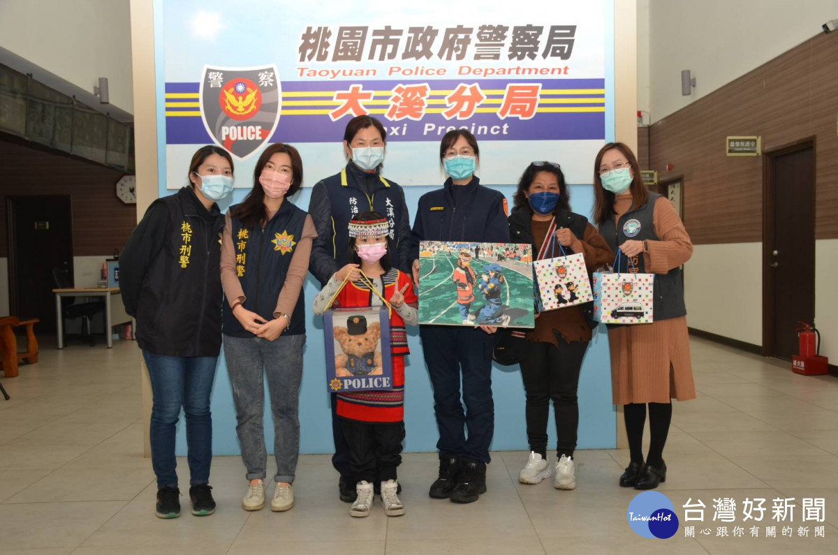 警務員廖釨淓親手繪製一幅油畫及小禮物,送給介壽國小學童做為聖誕節禮,勉勵學童要用功讀書孝順長輩。
