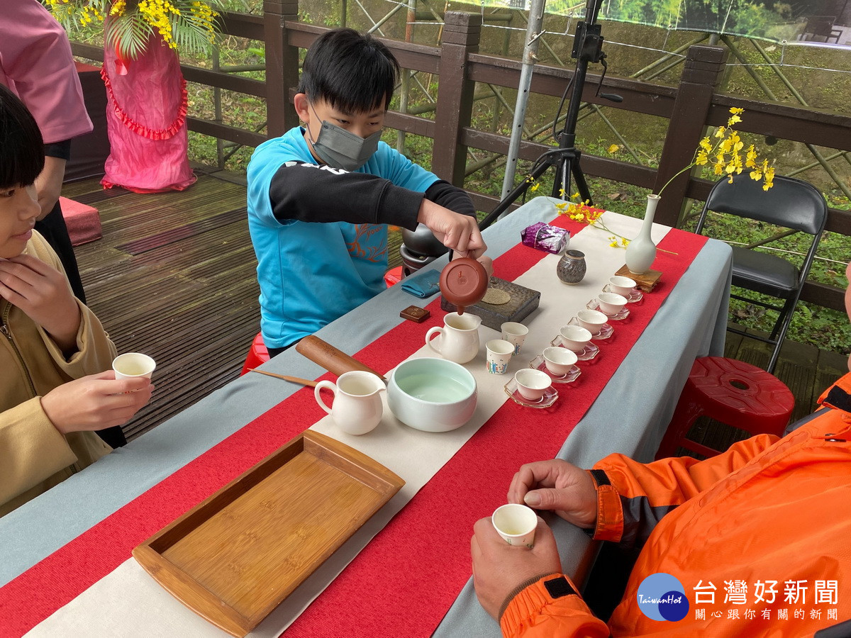 活動設有茶席供來賓品茗。(鳳凰谷鳥園生態園區提供)