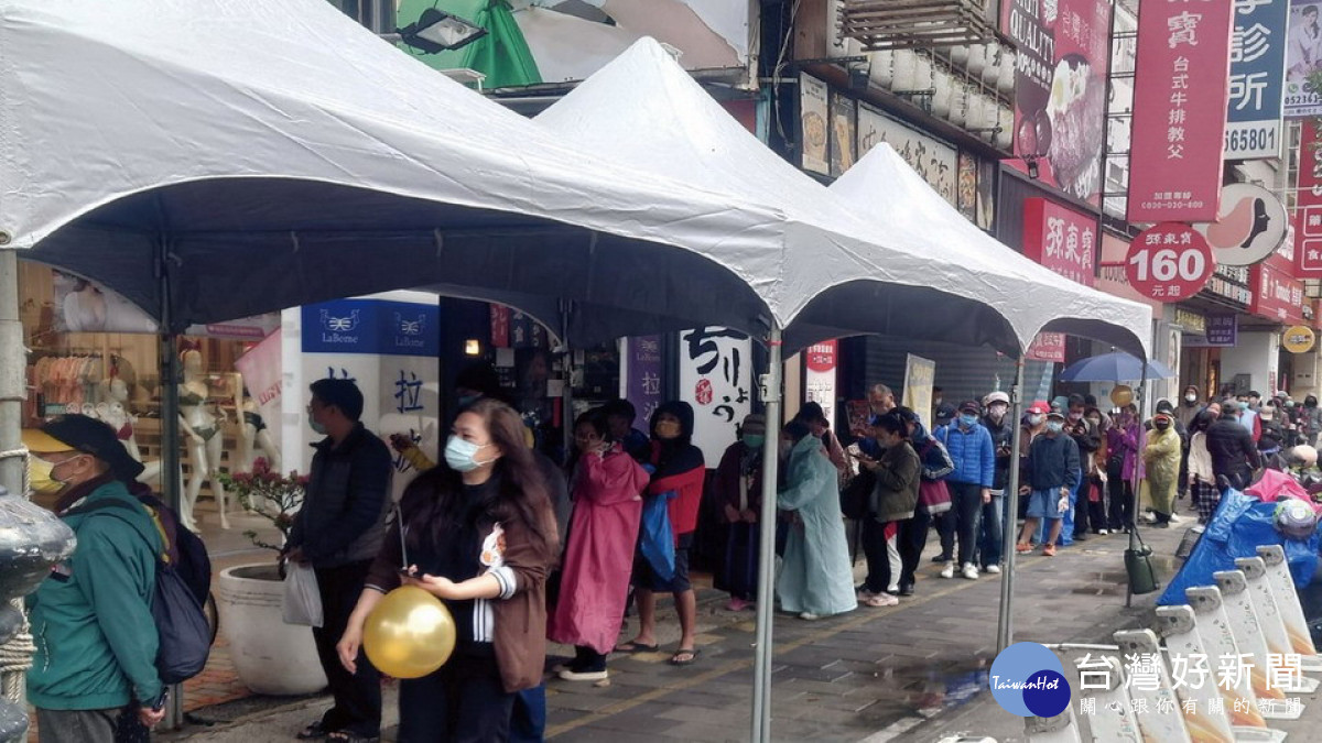 ▲首賣當日便出現排隊人潮。(圖/記者 許高祥 翻攝)