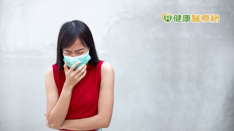 染疫後常見反覆咳嗽、喉嚨沙啞 這三類人最容易!