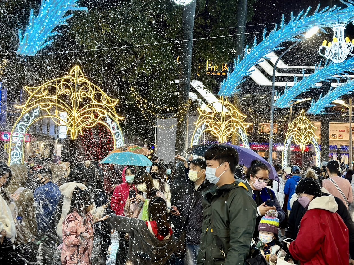 不畏寒流來襲 屏東公園享受下雪!
