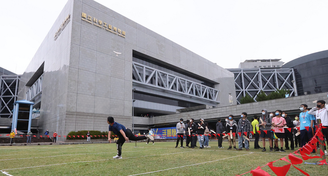 第12屆全國手擲機飛行競賽科工館17、18登場 百架飛機無畏風雨挑戰紀錄