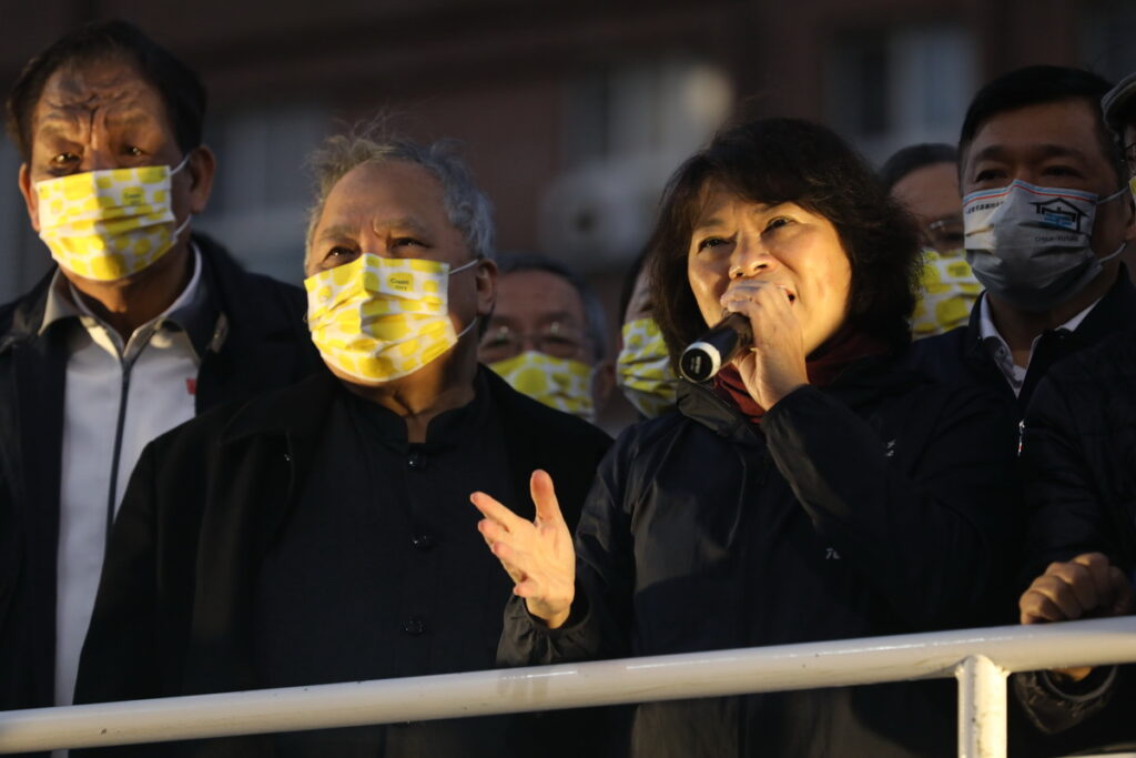 尋求連任嘉義市長黃敏惠 仍以5萬9 874票勝選。黃敏惠激動感謝道 每一張選票都乘載鄉親的託付