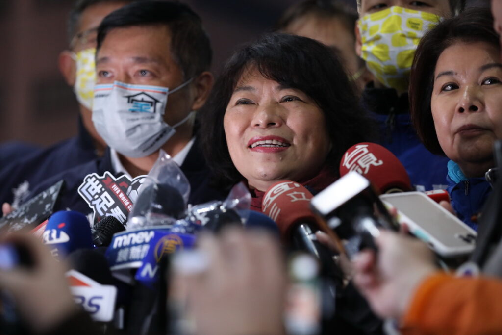 尋求連任嘉義市長黃敏惠 仍以5萬9 874票勝選。黃敏惠激動感謝道 每一張選票都乘載鄉親的託付