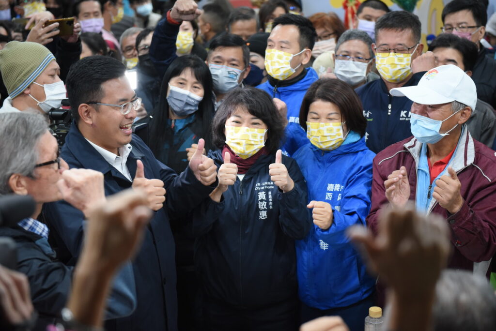 尋求連任嘉義市長黃敏惠 仍以5萬9 874票勝選。黃敏惠激動感謝道 每一張選票都乘載鄉親的託付