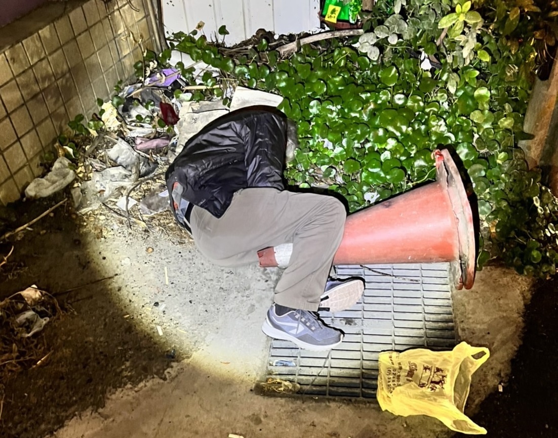 ▲ 男子酒醉倒臥路旁草堆中，員警獲報後趕赴現場處理 (圖/台中市警察局 提供)