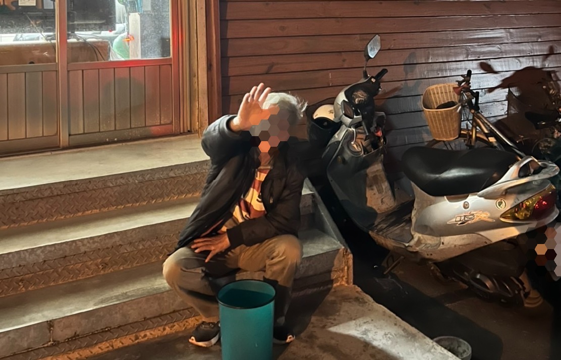 ▲ 擔心男子失溫，員警護送酒醉男返回住處      (圖/台中市警察局 提供)