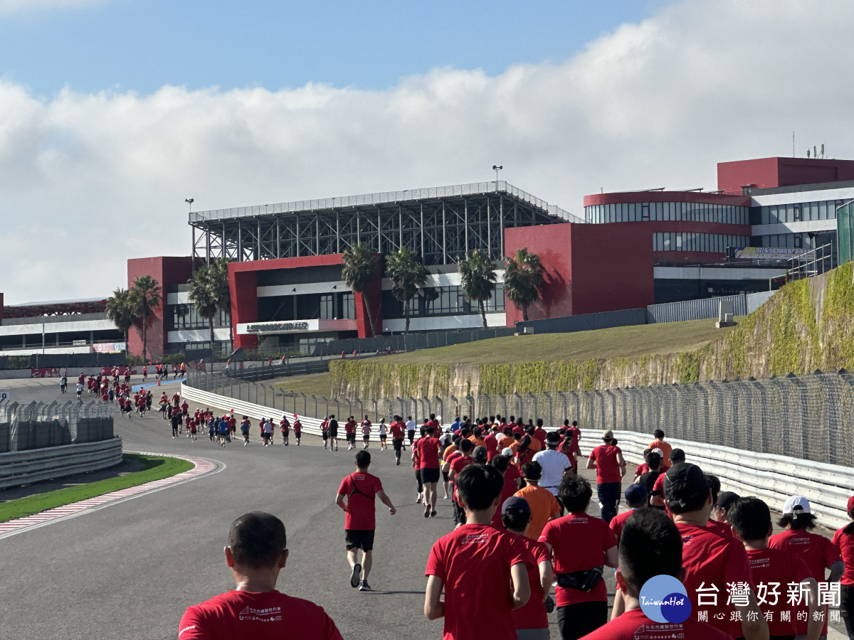 ADA慈善路跑將其中一段路線拉進麗寶國際賽車場賽道內。