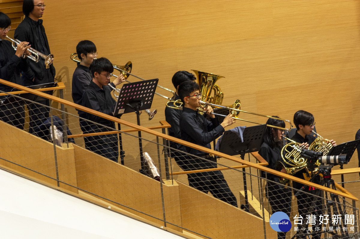 壓軸中央大學管樂社和弦樂社與台北愛樂交響團共同演奏《中大校歌》,傳揚中大可歌可泣的創校精神。
