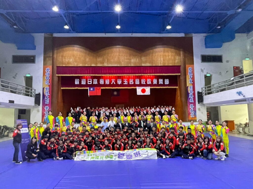 北興國中管樂班師生與日本玉名高校合影