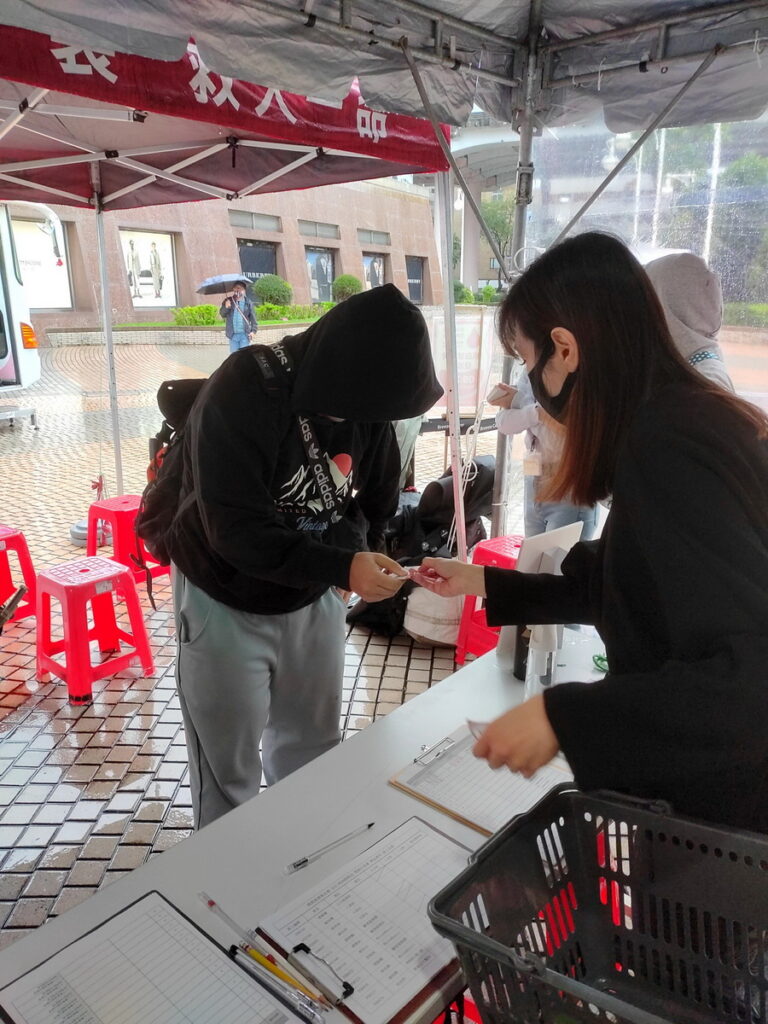 熱血民眾完成捐血兌換活動贈品