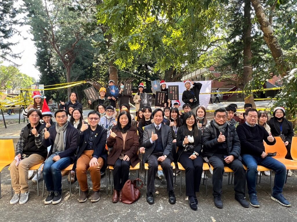 2022東海大學工設週開幕式師生合影。(圖/東海大學提供)