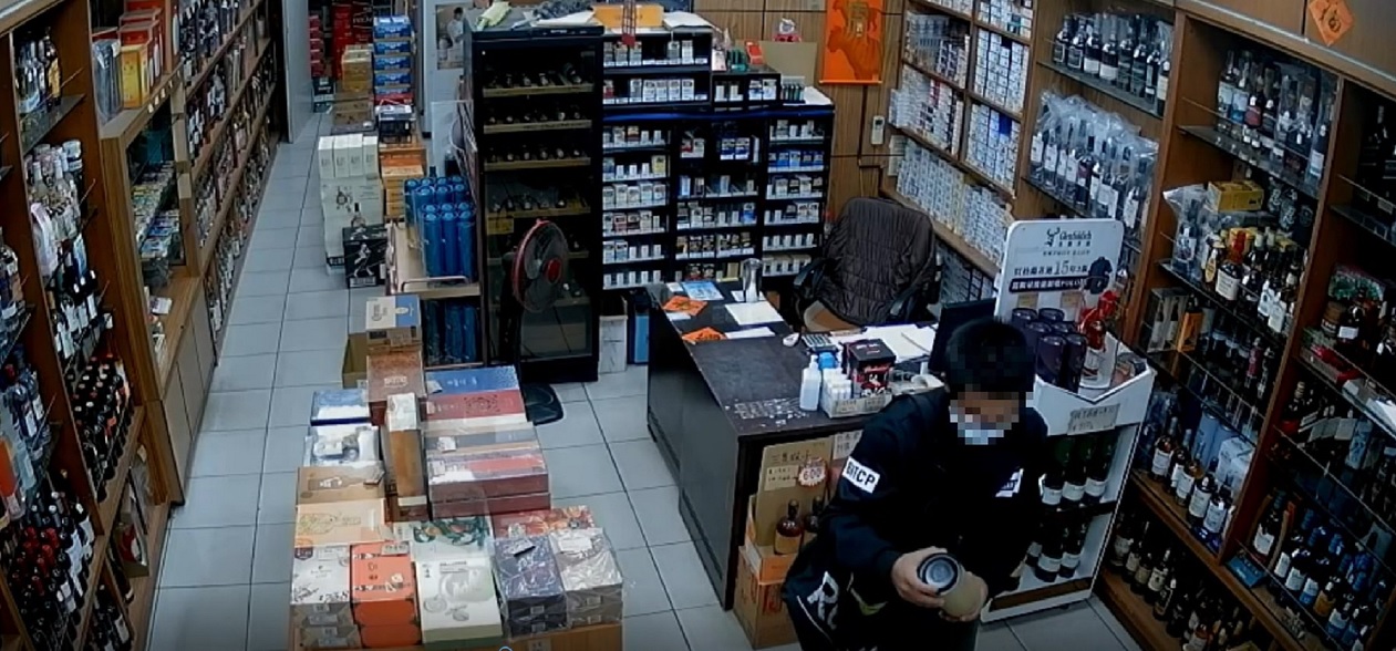 ▲朱姓竊嫌(28歲)專挑超商、酒商行竊洋酒,遭警方鎖定 (圖/苗栗縣警察局 提供)