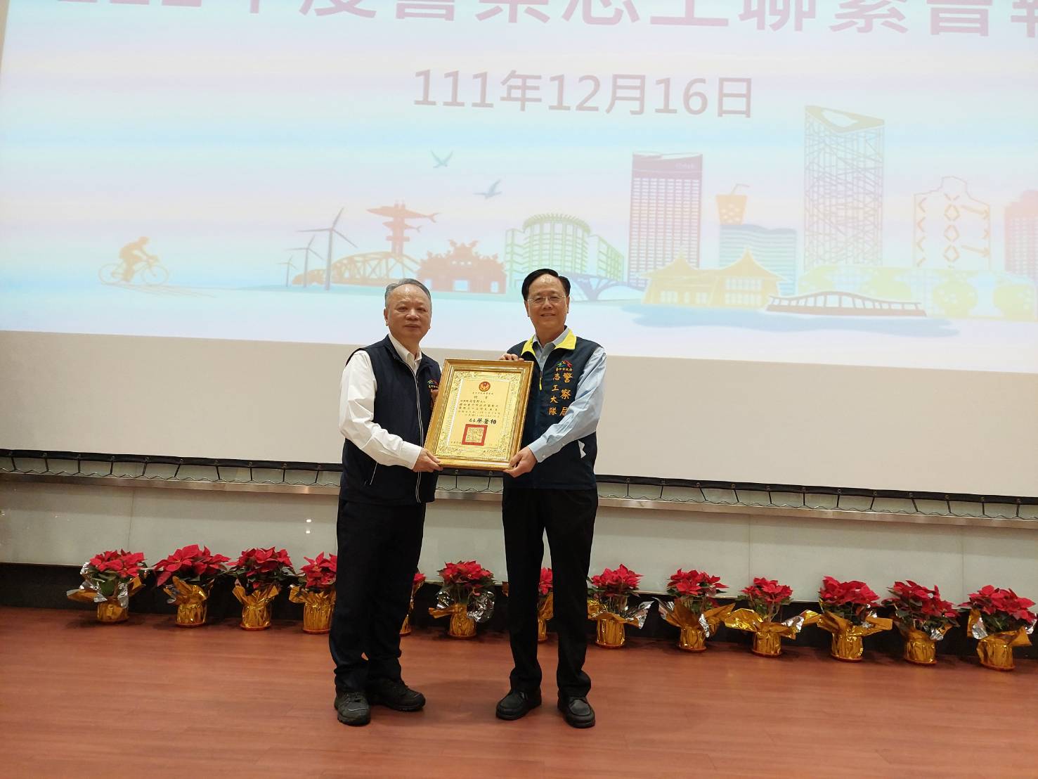臺中市政府警察局長蔡蒼柏於會中頒發警察志工大隊大隊長游信對續任聘書,並表揚績優志工。(圖/記者謝榮浤翻攝)