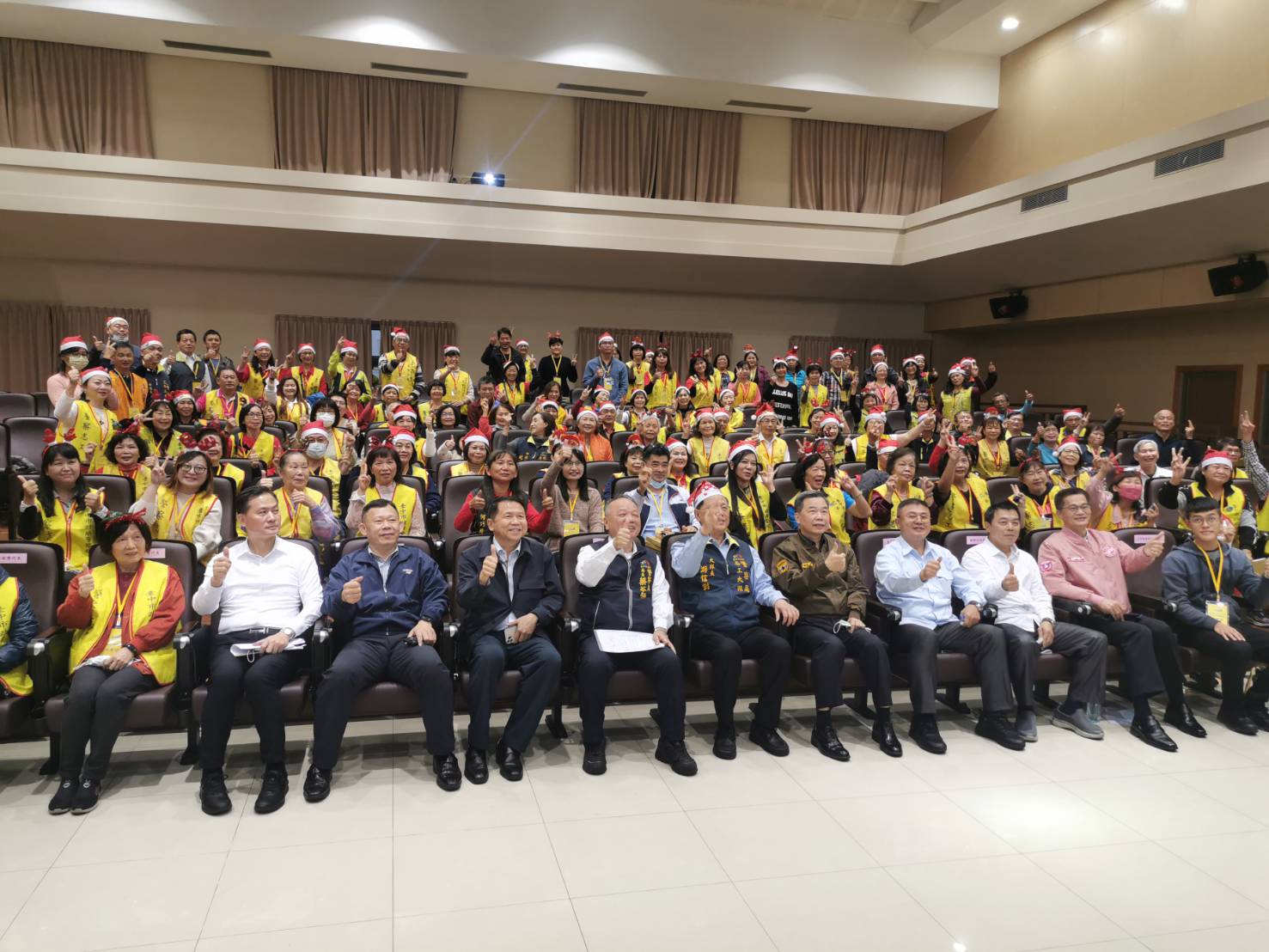 臺中市政府警察局長蔡蒼柏於會中頒發警察志工大隊大隊長游信對續任聘書,並表揚績優志工後大合影。(圖/記者謝榮浤翻攝)
