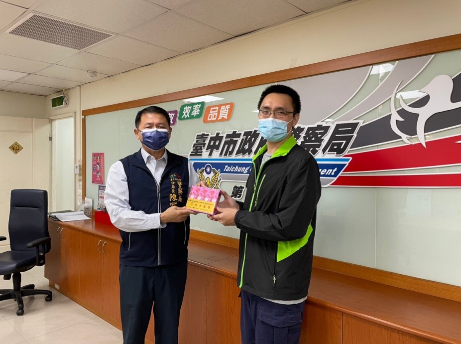 中市警二分局長陳家銘特別致贈鋼珠筆禮盒以慰勉晉升人員。(圖/記者謝榮浤翻攝)