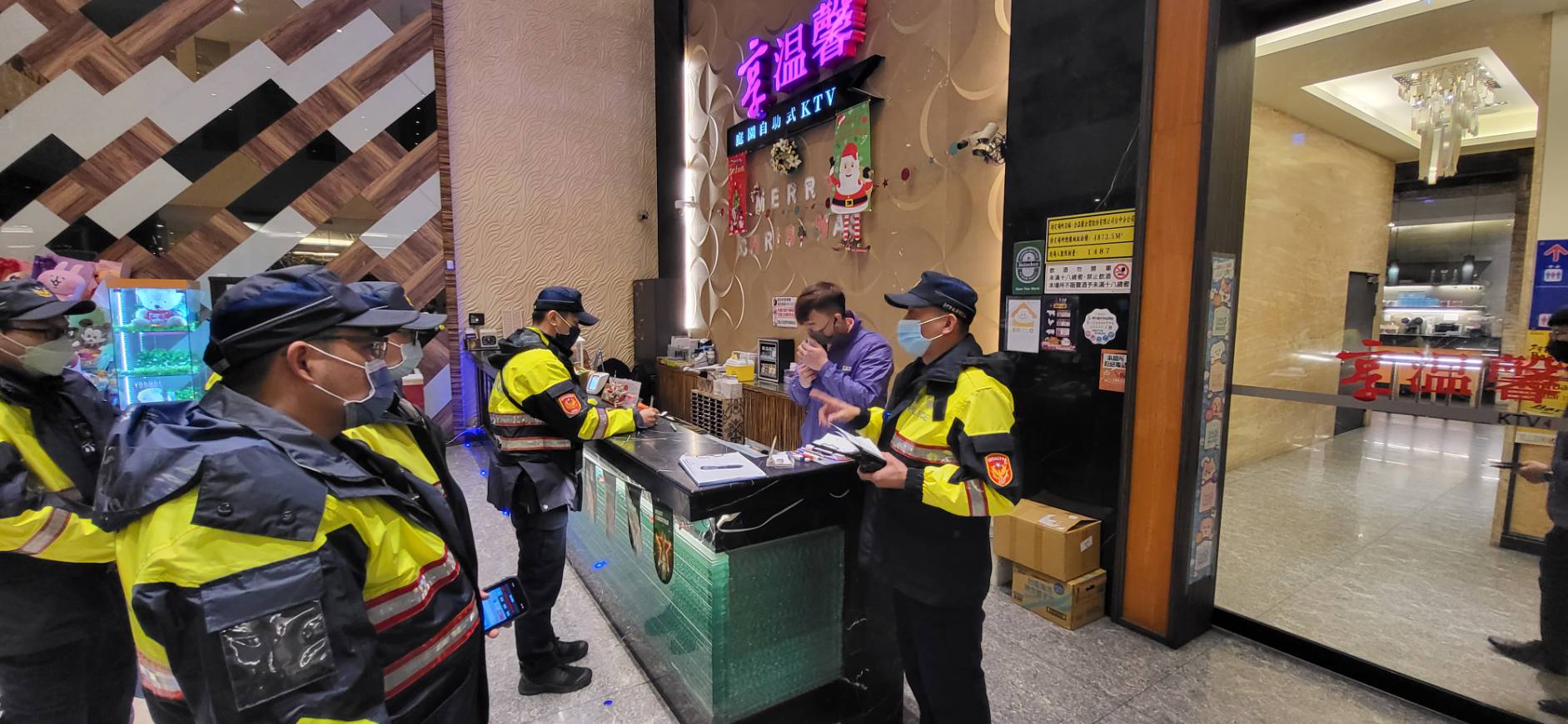 中市警六分局為壓制不法暴力氣焰，不容許各類犯罪危害社會治安，立即於同日深夜突襲臨檢轄內電子遊藝場，並將連續數日加強臨檢，展現警方嚴加掃蕩之決心。(圖/記者謝榮浤翻攝) 