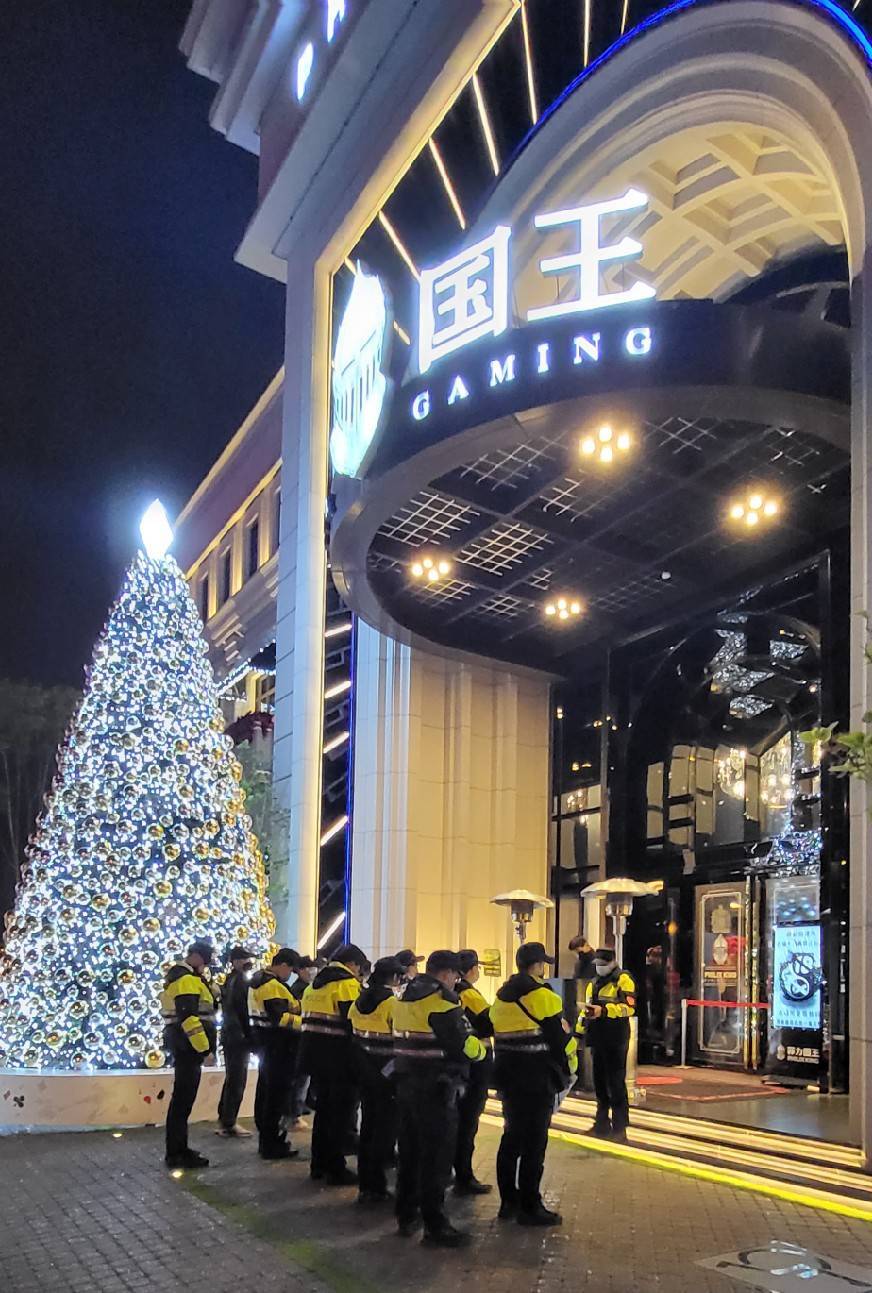 中市警六分局為壓制不法暴力氣焰，不容許各類犯罪危害社會治安，立即於同日深夜突襲臨檢轄內電子遊藝場，並將連續數日加強臨檢，展現警方嚴加掃蕩之決心。(圖/記者謝榮浤翻攝) 