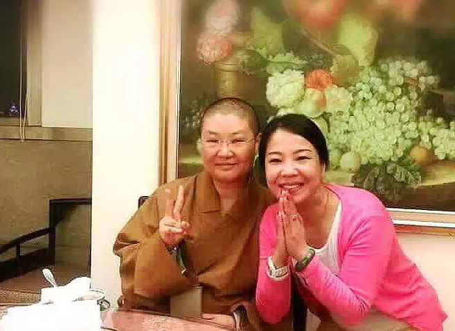 汪心茹老師從十七歲開始走遍大大小小宮廟,熱愛研讀佛法,佛道書至今看了五百本以上。(記者包克明攝)