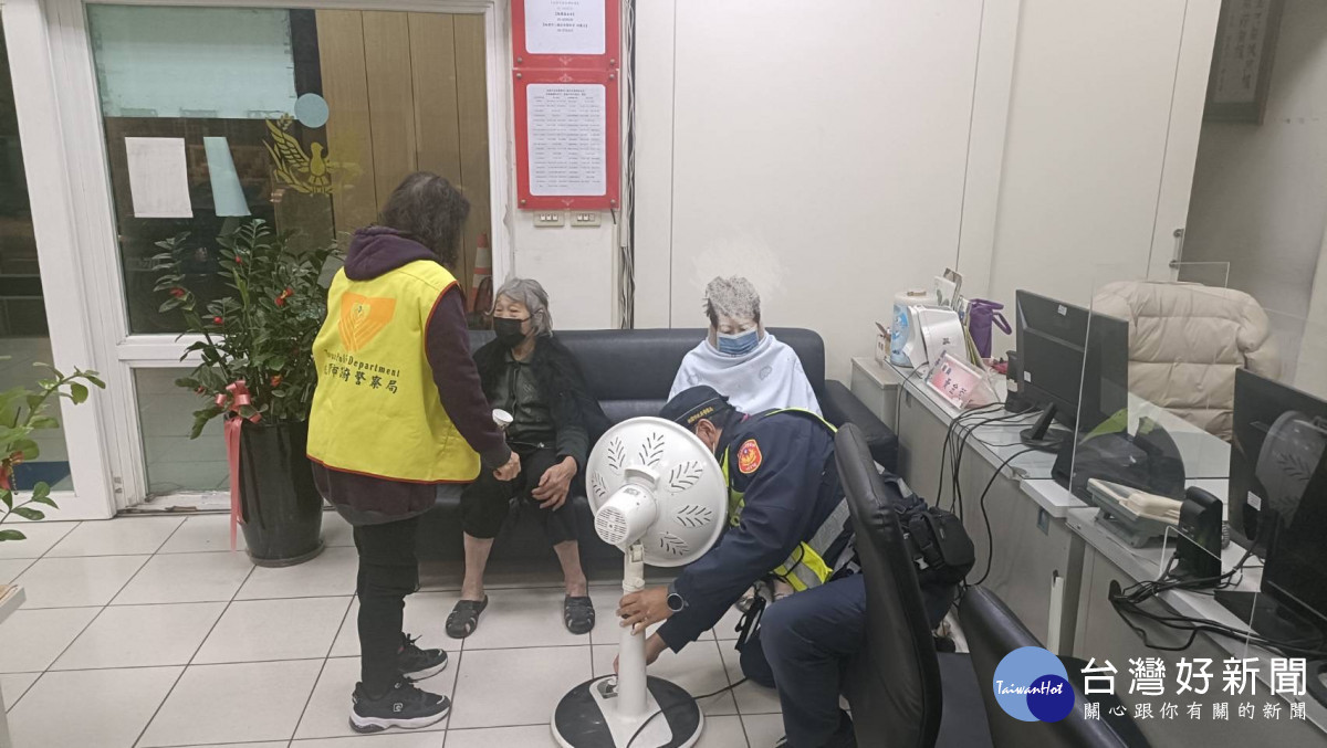 寒流來襲氣溫遽降，八德暖警接連協助迷失老人返家。