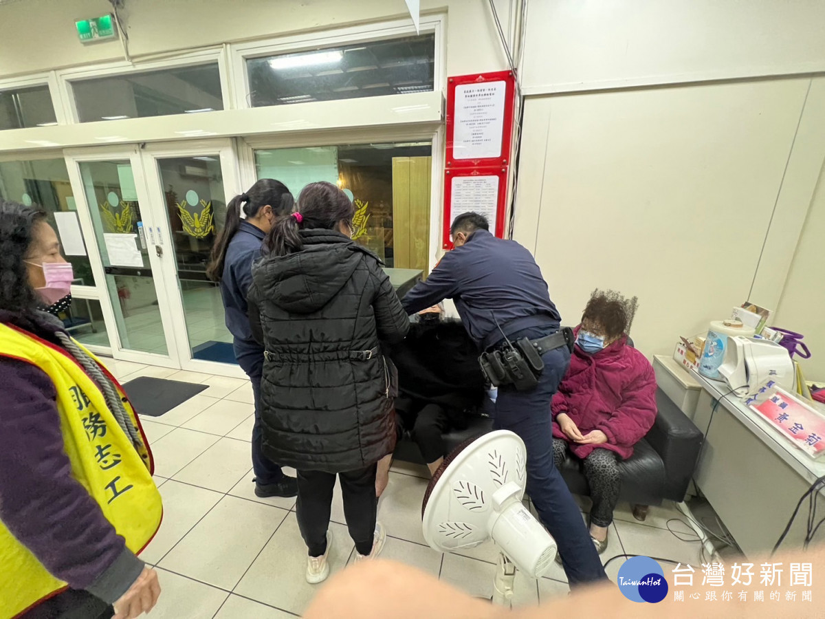 寒流來襲氣溫遽降,八德暖警接連協助迷失老人返家。