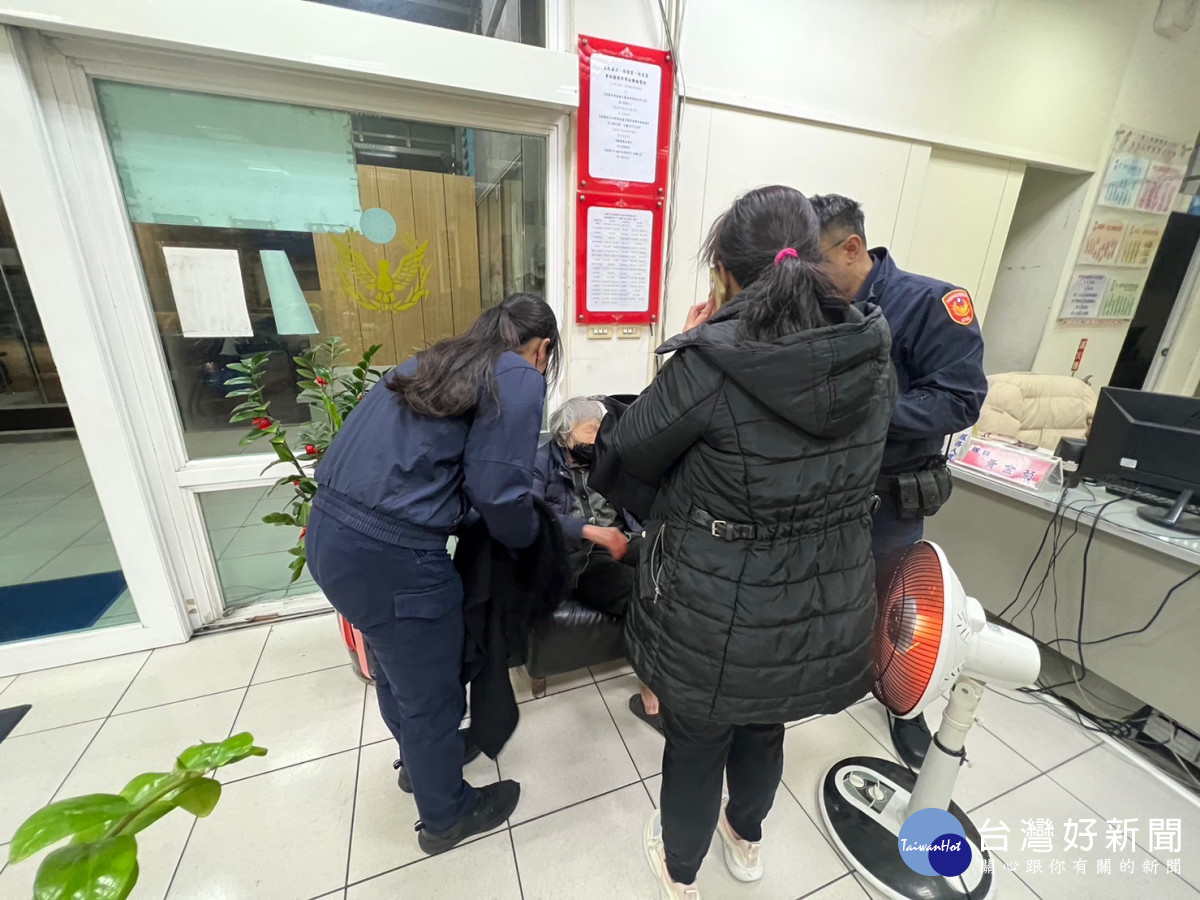 寒流來襲氣溫遽降,八德暖警接連協助迷失老人返家。
