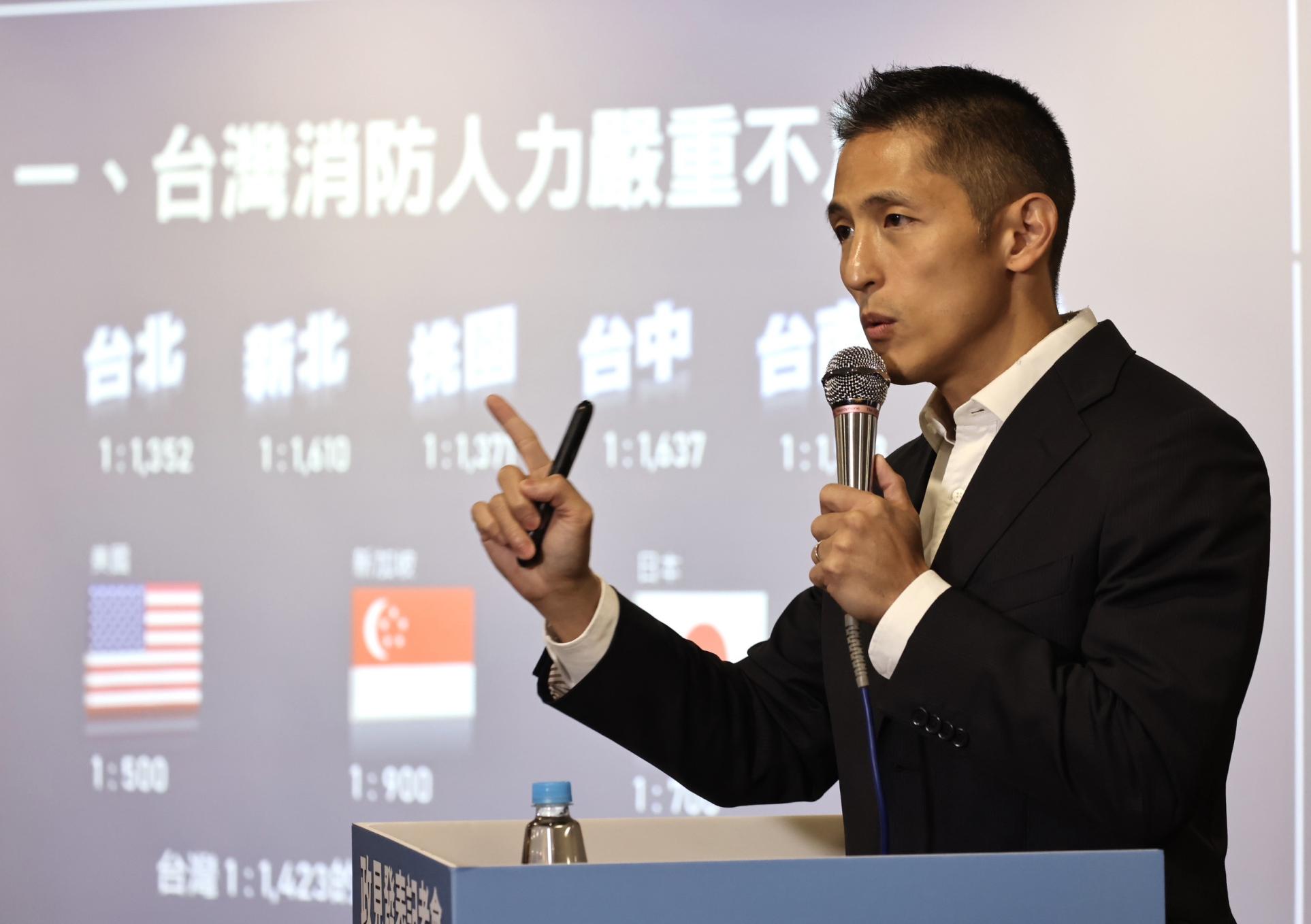 吳怡農提強化消防救災能量政見。林啟弘攝